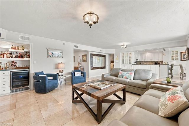 9653 Gulf Shore DR 502, Naples, FL 34108
