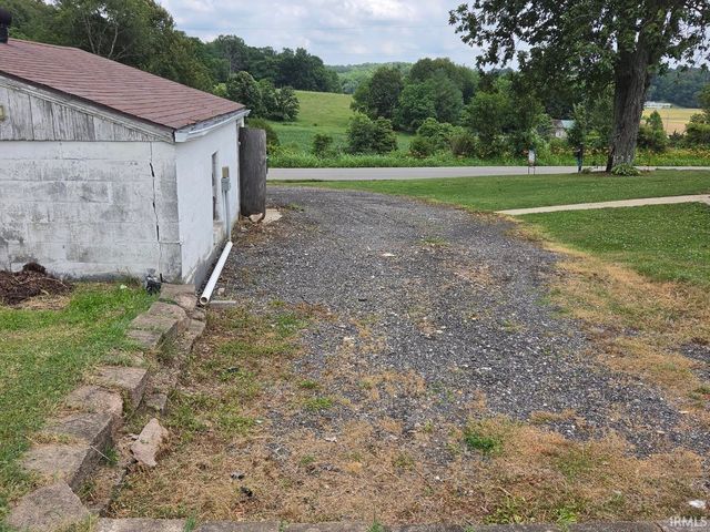 845 N Crowe Road, Bloomfield, IN 47424