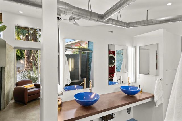 2555 N Junipero Avenue, Palm Springs, CA 92262