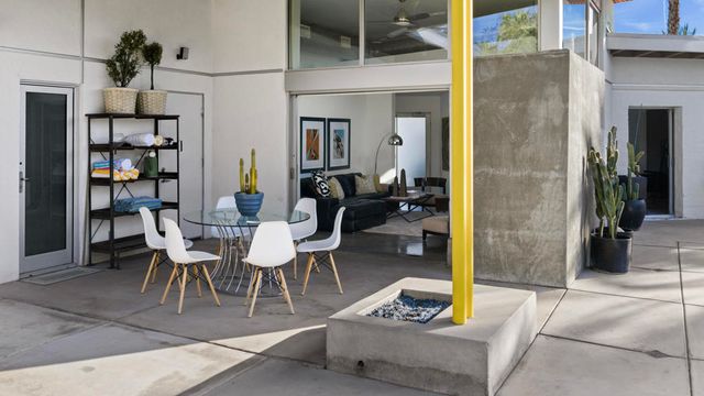 2555 N Junipero Avenue, Palm Springs, CA 92262