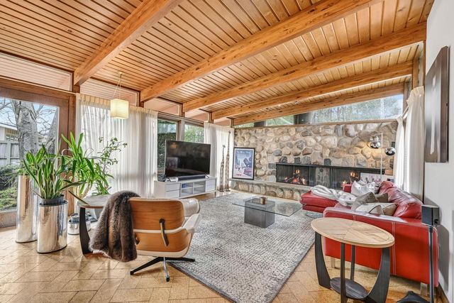 8925 N Maitland ROAD, Bayside, WI 53217