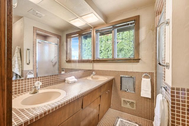 8925 N Maitland ROAD, Bayside, WI 53217