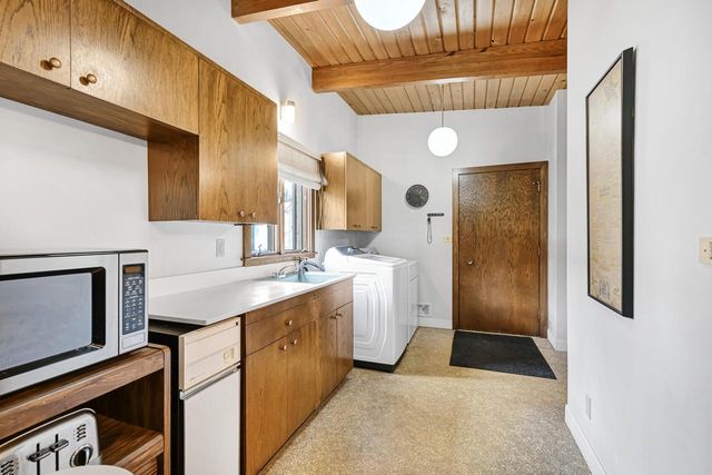 8925 N Maitland ROAD, Bayside, WI 53217