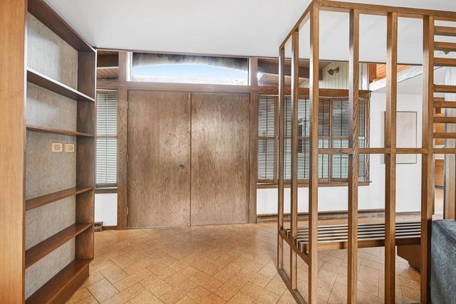 8925 N Maitland ROAD, Bayside, WI 53217