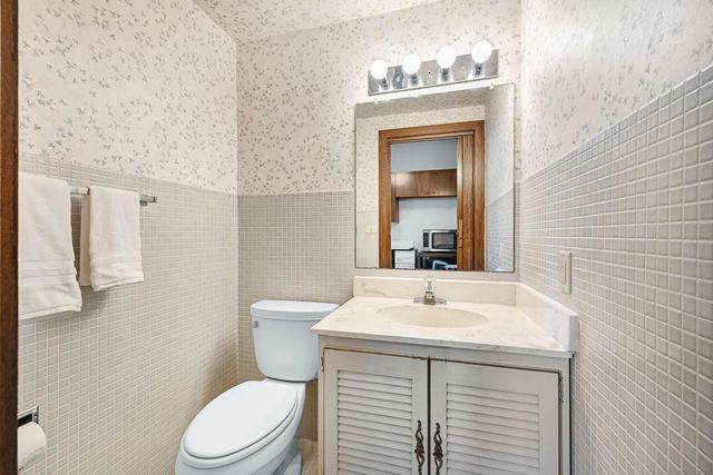 8925 N Maitland ROAD, Bayside, WI 53217