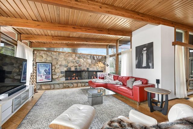 8925 N Maitland ROAD, Bayside, WI 53217