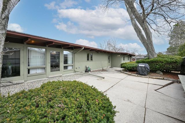 8925 N Maitland ROAD, Bayside, WI 53217