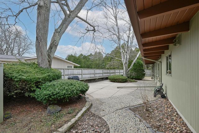 8925 N Maitland ROAD, Bayside, WI 53217