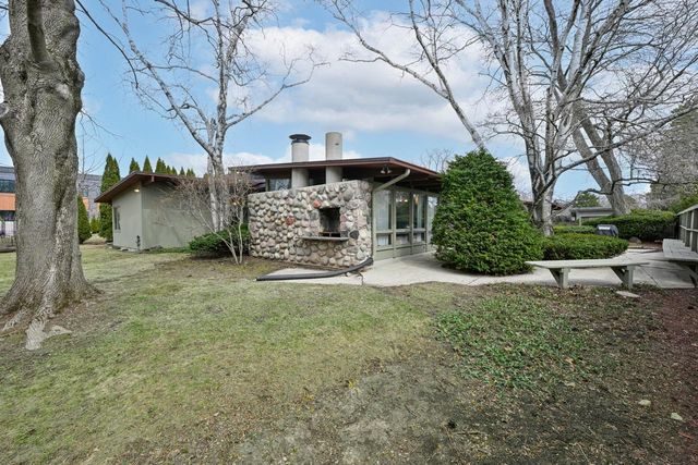 8925 N Maitland ROAD, Bayside, WI 53217