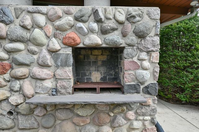 8925 N Maitland ROAD, Bayside, WI 53217