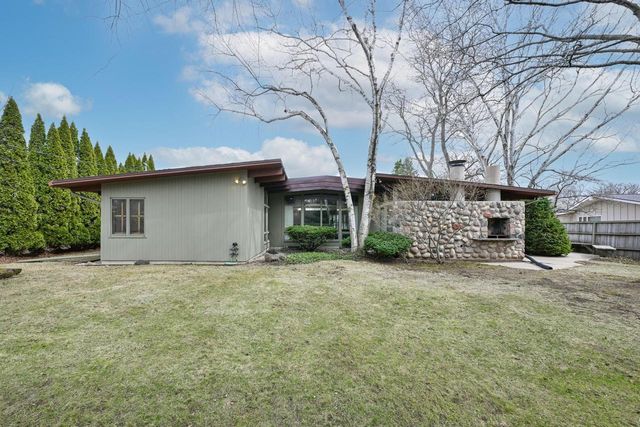 8925 N Maitland ROAD, Bayside, WI 53217