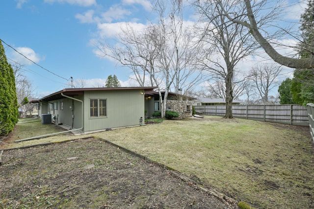 8925 N Maitland ROAD, Bayside, WI 53217