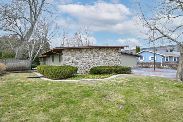 8925 N Maitland ROAD, Bayside, WI 53217