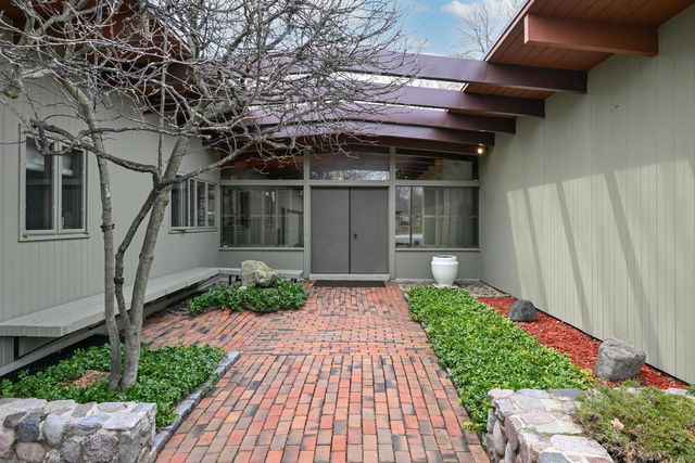 8925 N Maitland ROAD, Bayside, WI 53217