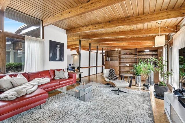 8925 N Maitland ROAD, Bayside, WI 53217