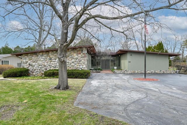 8925 N Maitland ROAD, Bayside, WI 53217