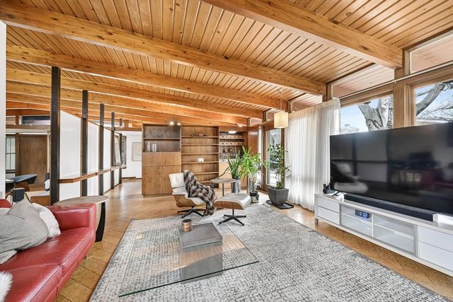 8925 N Maitland ROAD, Bayside, WI 53217