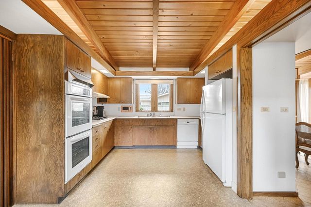 8925 N Maitland ROAD, Bayside, WI 53217