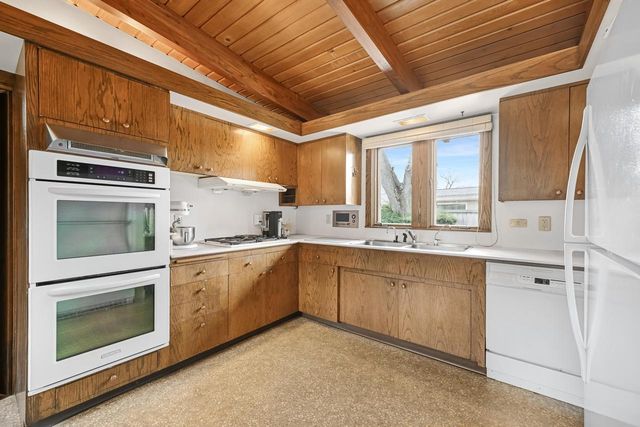 8925 N Maitland ROAD, Bayside, WI 53217