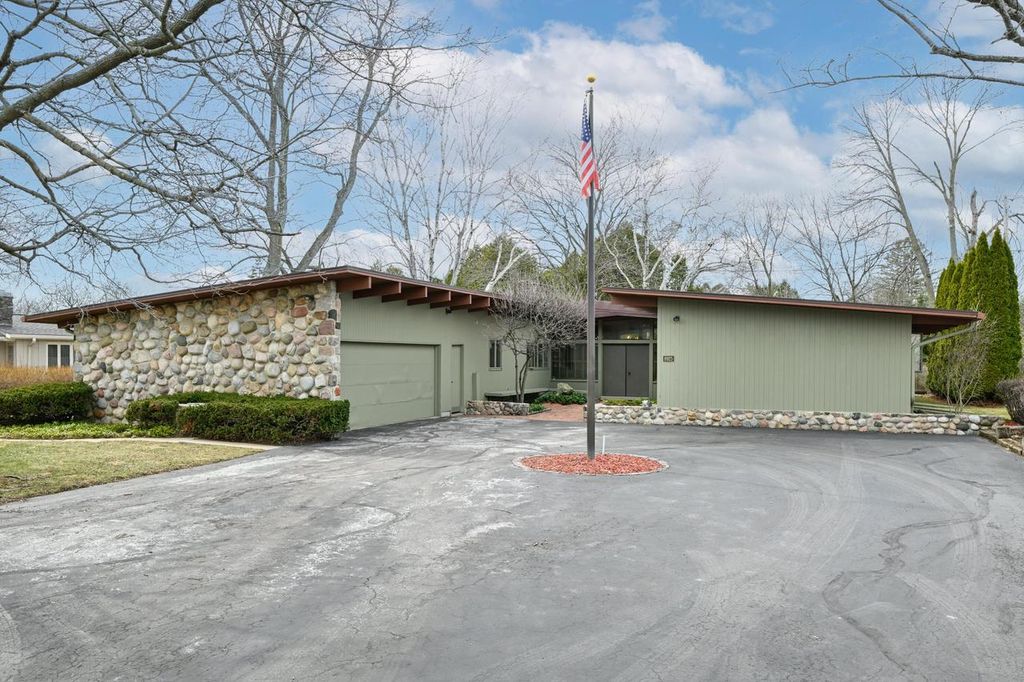 8925 N Maitland ROAD, Bayside, WI 53217