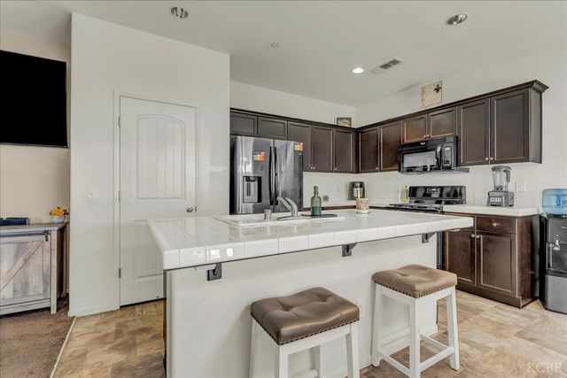 1413 W Acres Court, Hanford, CA 93230