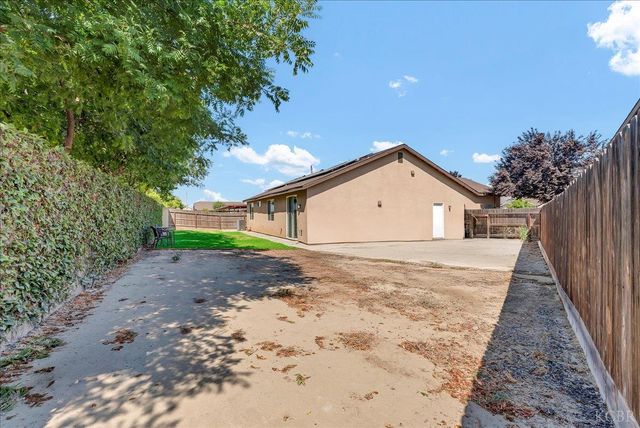 1413 W Acres Court, Hanford, CA 93230