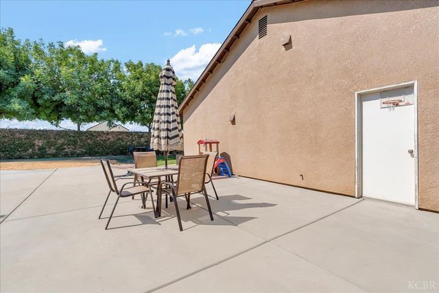 1413 W Acres Court, Hanford, CA 93230