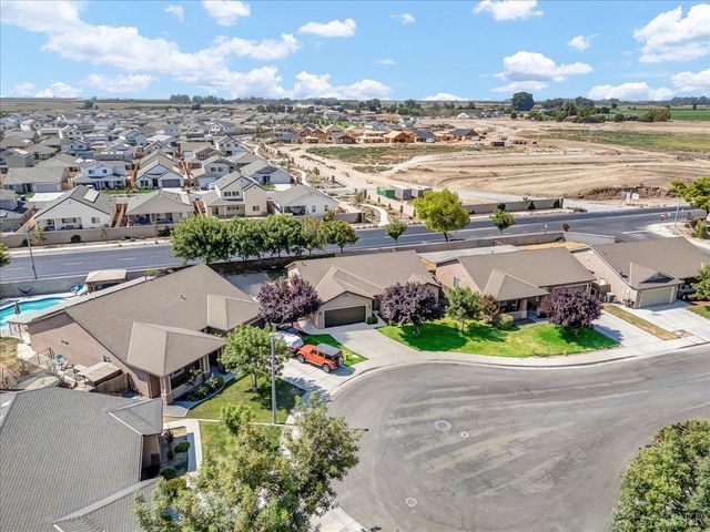 1413 W Acres Court, Hanford, CA 93230