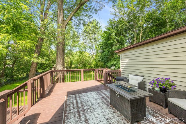 417 S Stewart Avenue, Fremont City, MI 49412