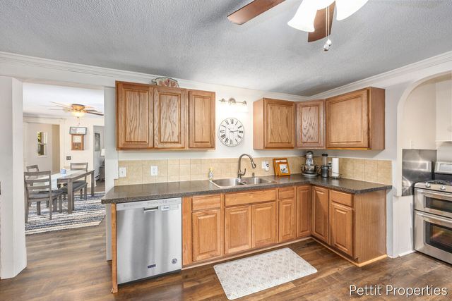 417 S Stewart Avenue, Fremont City, MI 49412