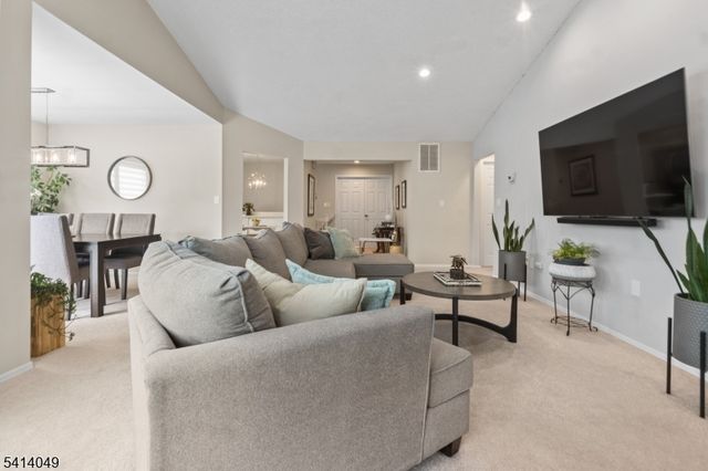 20 Dorchester Dr, Monroe Twp., NJ 08831