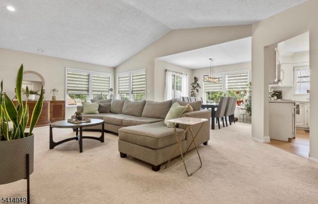 20 Dorchester Dr, Monroe Twp., NJ 08831