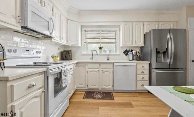 20 Dorchester Dr, Monroe Twp., NJ 08831