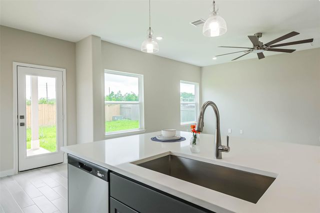 2423 Inlet Court, Fresno, TX 77545