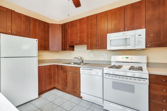 11 Warwick St 3, Lowell, MA 01851