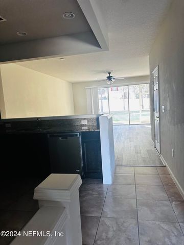 6801 ROUNDLEAF Drive, Jacksonville, FL 32258