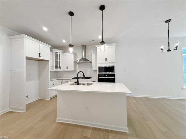 1537 Waltham LN, Newport News, VA 23608