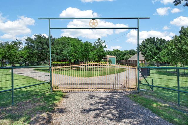 2270 Mitchell Road, Krum, TX 76249