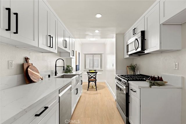 6540 Hayvenhurst 15, Lake Balboa, CA 91406