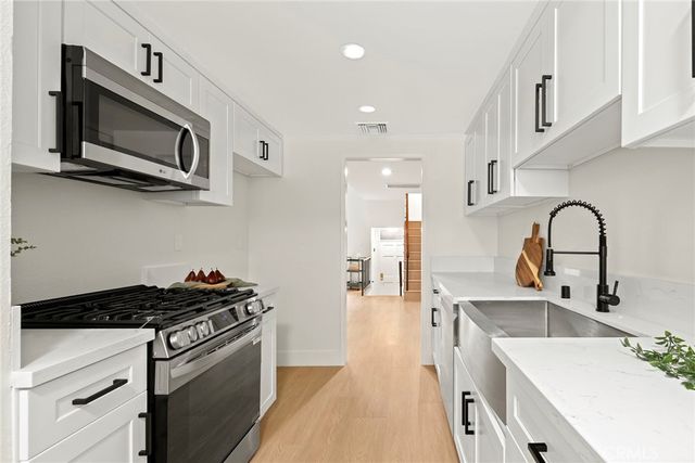 6540 Hayvenhurst 15, Lake Balboa, CA 91406