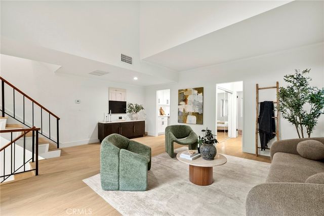 6540 Hayvenhurst 15, Lake Balboa, CA 91406