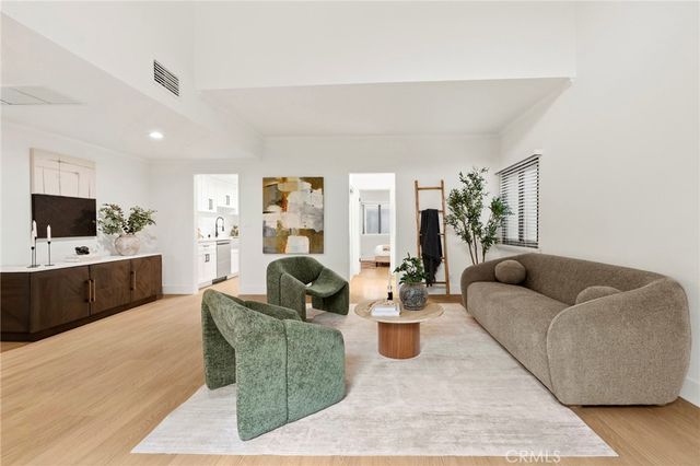 6540 Hayvenhurst 15, Lake Balboa, CA 91406