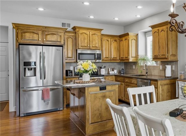 2714 S Brentwood Drive, Independence, MO 64055