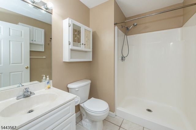 38 Chanda Ct, Clifton City, NJ 07012
