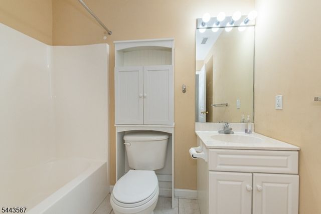 38 Chanda Ct, Clifton City, NJ 07012
