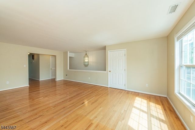 38 Chanda Ct, Clifton City, NJ 07012