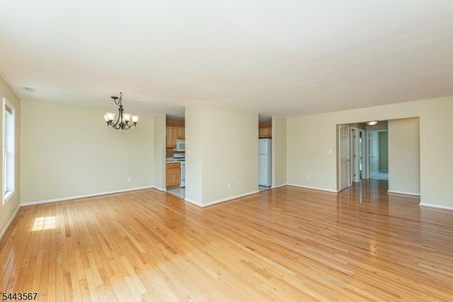 38 Chanda Ct, Clifton City, NJ 07012
