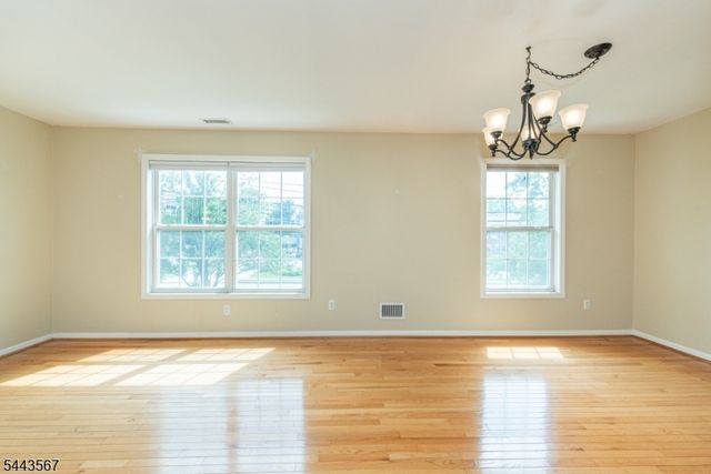 38 Chanda Ct, Clifton City, NJ 07012