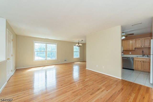 38 Chanda Ct, Clifton City, NJ 07012
