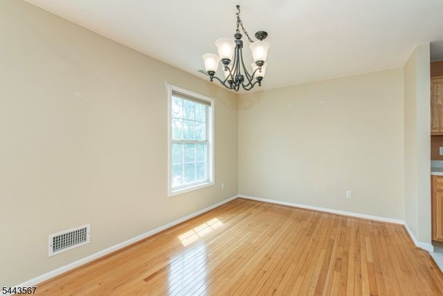 38 Chanda Ct, Clifton City, NJ 07012